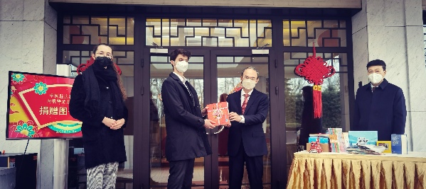 中国驻比利时使馆联合朝华出版社举办捐赠仪式