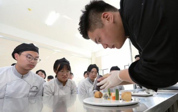 张大山：变“传统餐饮”为“聪敏餐饮”东谈主才是关节