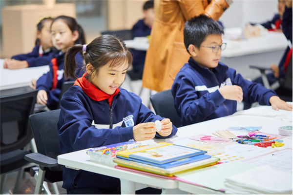 以投降为切入点，打造行走的校园好意思学标记