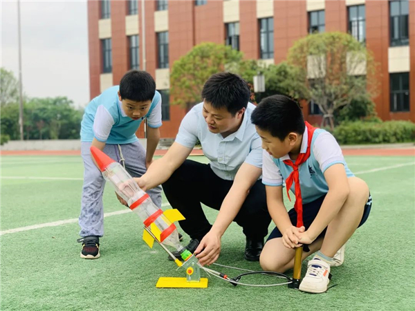 龚付成：在孩子们心中种下一颗珍爱航空航天的种子