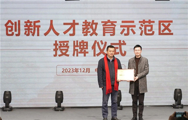 以耕种家精神引颈大国良师队伍建造——新课标下的课堂教学更正商量会在川召开