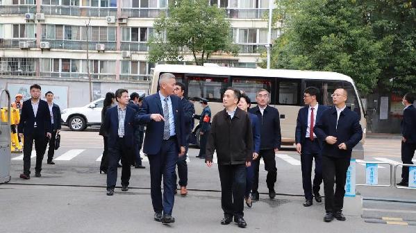教育部副部长郑富芝一行到湖南省长沙市长郡芙蓉中学考察