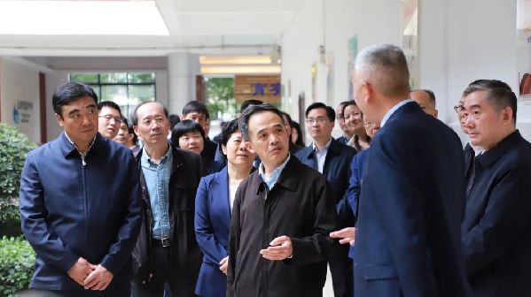 教育部副部长郑富芝一行到湖南省长沙市长郡芙蓉中学考察
