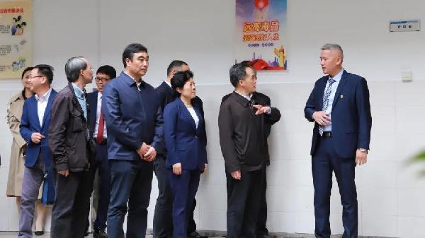 教育部副部长郑富芝一行到湖南省长沙市长郡芙蓉中学考察