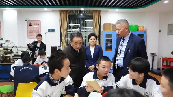 教育部副部长郑富芝一行到湖南省长沙市长郡芙蓉中学考察
