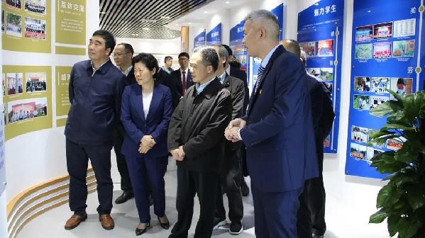 教育部副部长郑富芝一行到湖南省长沙市长郡芙蓉中学考察