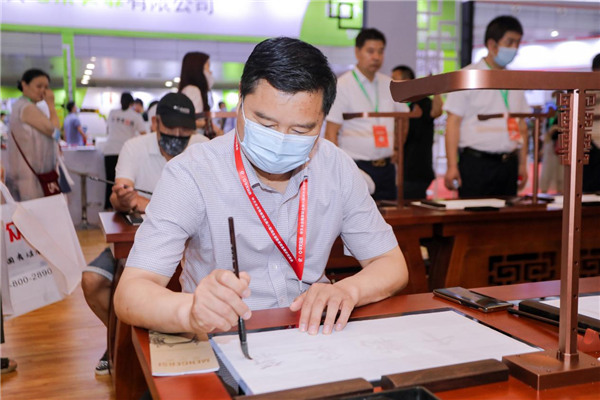 湖北省第六届教育装备展示交流会盛大开幕