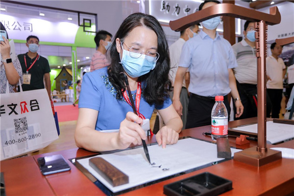 湖北省第六届教育装备展示交流会盛大开幕