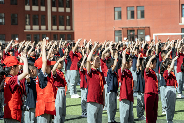 太原市鲁艺中学校“喜迎二十大，争做好队员”少先队入队暨红色传递仪式举行