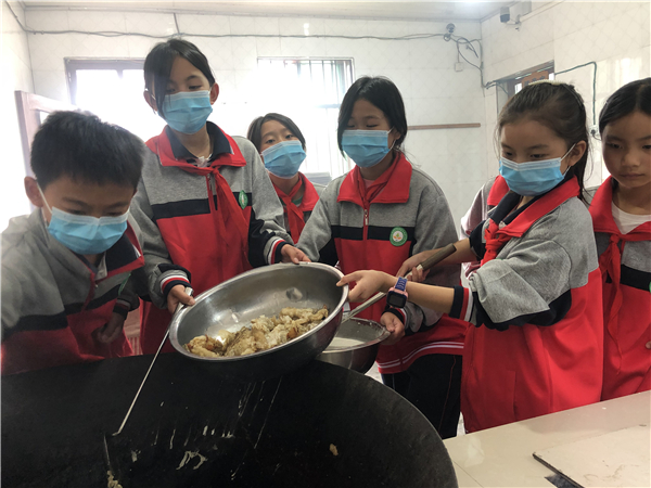 贵州省正安县和溪镇杉木坪小学开展劳动实践活动