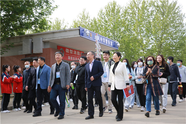 香江汉水心连心，紫荆紫薇共绽放——湖北省襄阳东风中学接待香港香岛中学参访团