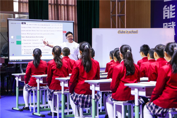 AI赋能课堂教学——“黄埔区人工智能助推教师队伍建设暨中小学科技创新人才培养项目启动会”在广州举行