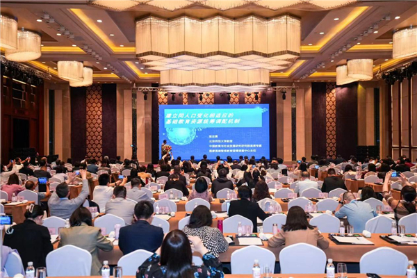 聚焦人工智能时代基础教育实践创新——中国教育学会教育行政专委会2025年学术年会在山东青岛举办