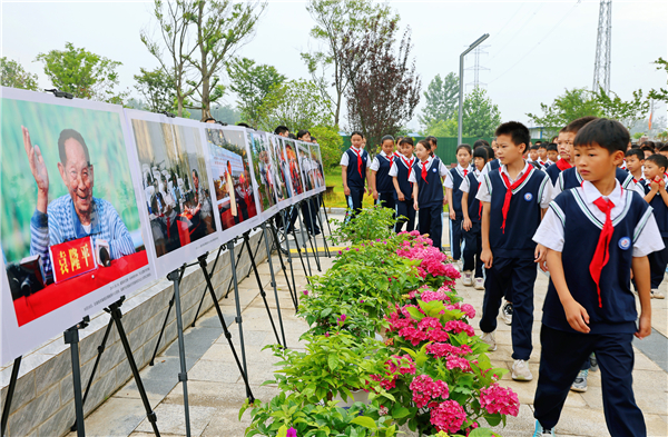 传承“种子精神” 照亮奋进之路——袁隆平铜像在湖北沙洋外国语学校揭幕