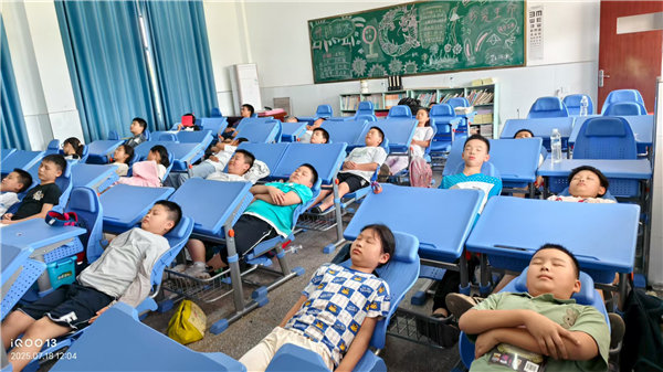 湖北省武穴市实验小学凤凰校区的“变形课桌椅”：农村娃的午休新体验，民生关怀的生动课堂