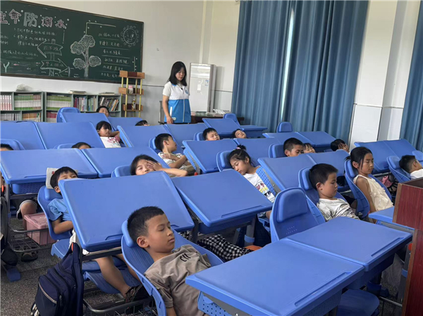 湖北省武穴市实验小学凤凰校区的“变形课桌椅”：农村娃的午休新体验，民生关怀的生动课堂