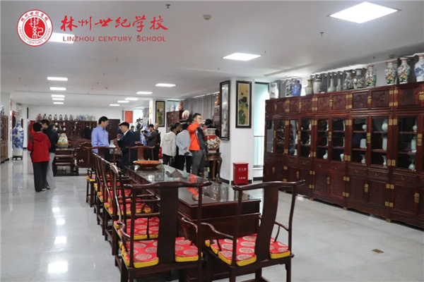 “心归太行”晋豫两地书画名家作品展在河南省林州市世纪学校举行