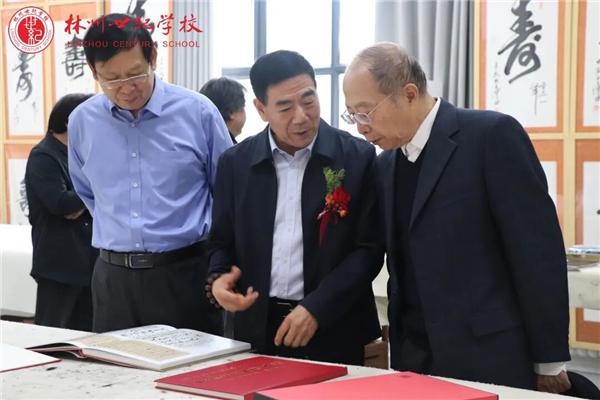 “心归太行”晋豫两地书画名家作品展在河南省林州市世纪学校举行