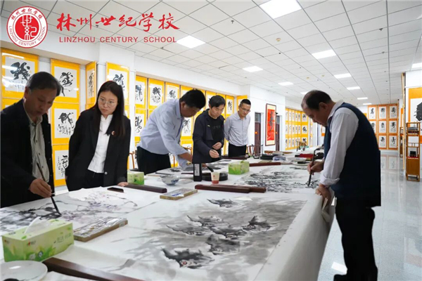 “心归太行”晋豫两地书画名家作品展在河南省林州市世纪学校举行