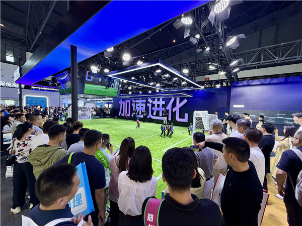 加速进化机器人亮相中国教育装备展，具身智能教育方案引发热潮