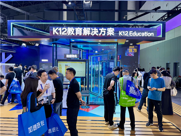 加速进化机器人亮相中国教育装备展，具身智能教育方案引发热潮