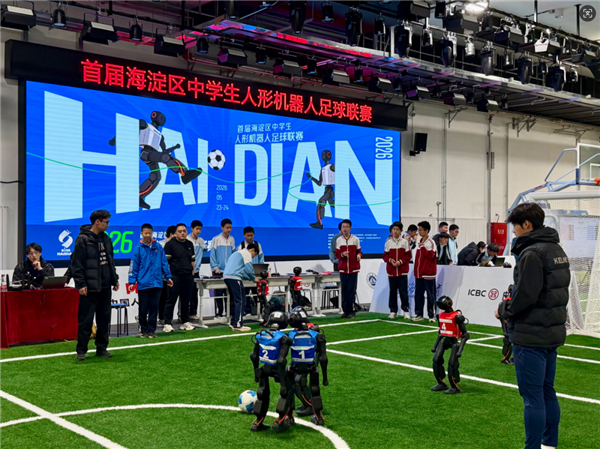 加速进化机器人亮相中国教育装备展，具身智能教育方案引发热潮