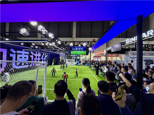 加速进化机器人亮相中国教育装备展，具身智能教育方案引发热潮