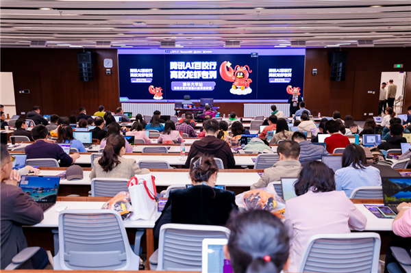 手把手教师生搭建专属智能助手，腾讯AI百校行走进清华大学