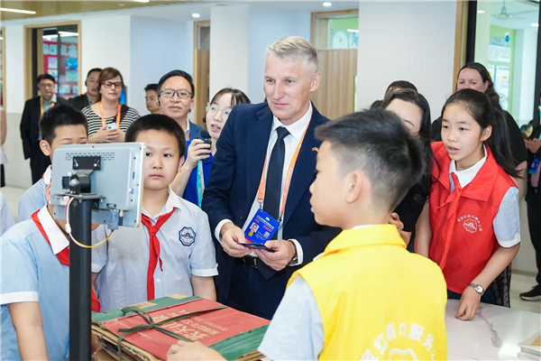 一所学校的“智变”突围 ——杭州市春晖小学以全域智治打造未来学校新范式 一所学校的“智变”突围 ——杭州市春晖小学以全域智治打造未来学校新范式