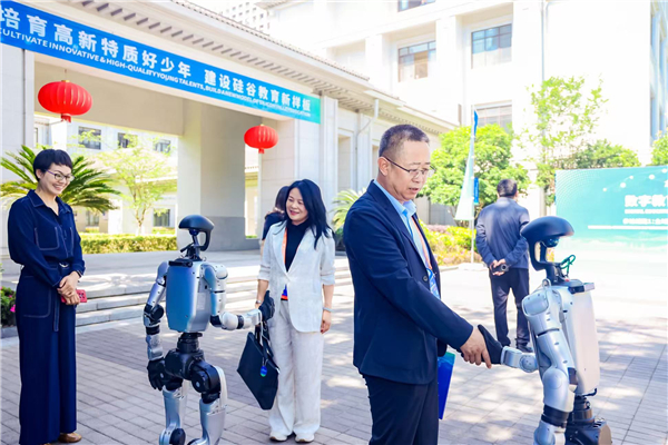 一所学校的“智变”突围 ——杭州市春晖小学以全域智治打造未来学校新范式 一所学校的“智变”突围 ——杭州市春晖小学以全域智治打造未来学校新范式