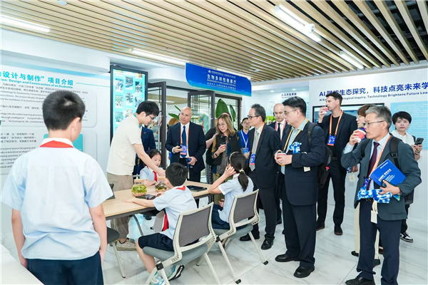 一所学校的“智变”突围 ——杭州市春晖小学以全域智治打造未来学校新范式 一所学校的“智变”突围 ——杭州市春晖小学以全域智治打造未来学校新范式