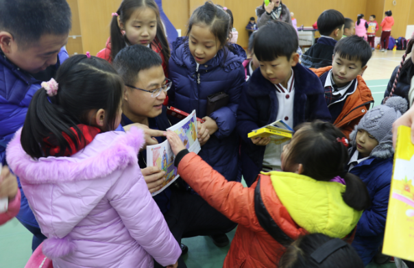 青岛弘德小学爱心义卖捐助会宁小学生