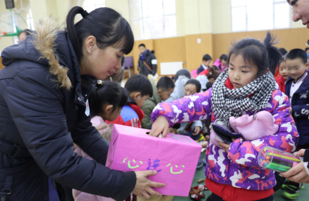 青岛弘德小学爱心义卖捐助会宁小学生