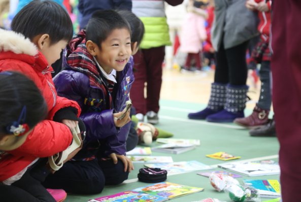 青岛弘德小学爱心义卖捐助会宁小学生
